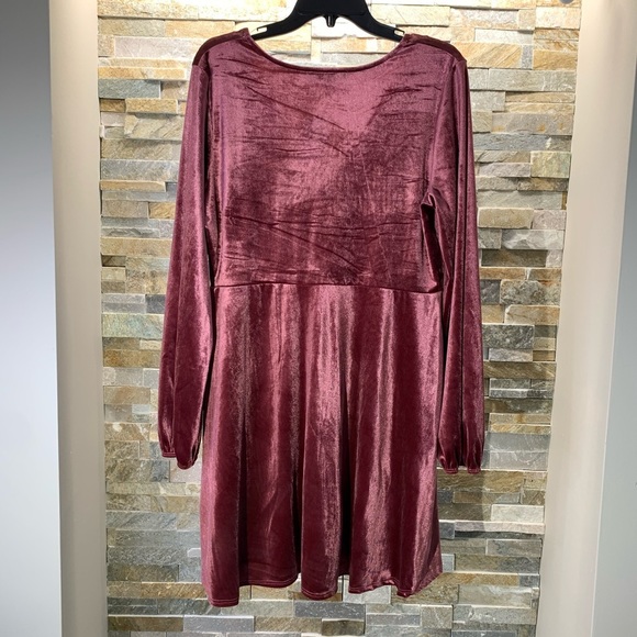 Vanity Room Solid Velour V-Neck Long Sleeve Dress - Picture 4 of 6